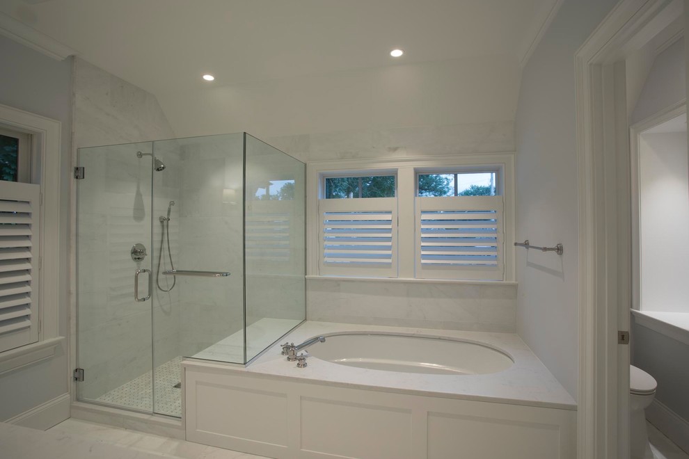 Inredning av ett klassiskt mellanstort vit vitt en-suite badrum, med luckor med infälld panel, vita skåp, ett undermonterat badkar, en hörndusch, vit kakel, marmorkakel, grå väggar, klinkergolv i porslin, ett undermonterad handfat, bänkskiva i kvarts, vitt golv och dusch med gångjärnsdörr
