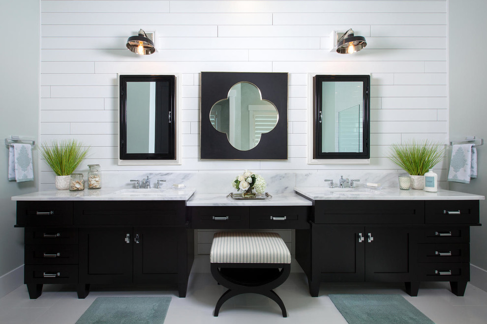 Maritim inredning av ett mycket stort en-suite badrum, med skåp i shakerstil, svarta skåp, en öppen dusch, en toalettstol med separat cisternkåpa, grå kakel, marmorkakel, flerfärgade väggar, klinkergolv i porslin, ett undermonterad handfat, marmorbänkskiva, vitt golv och med dusch som är öppen