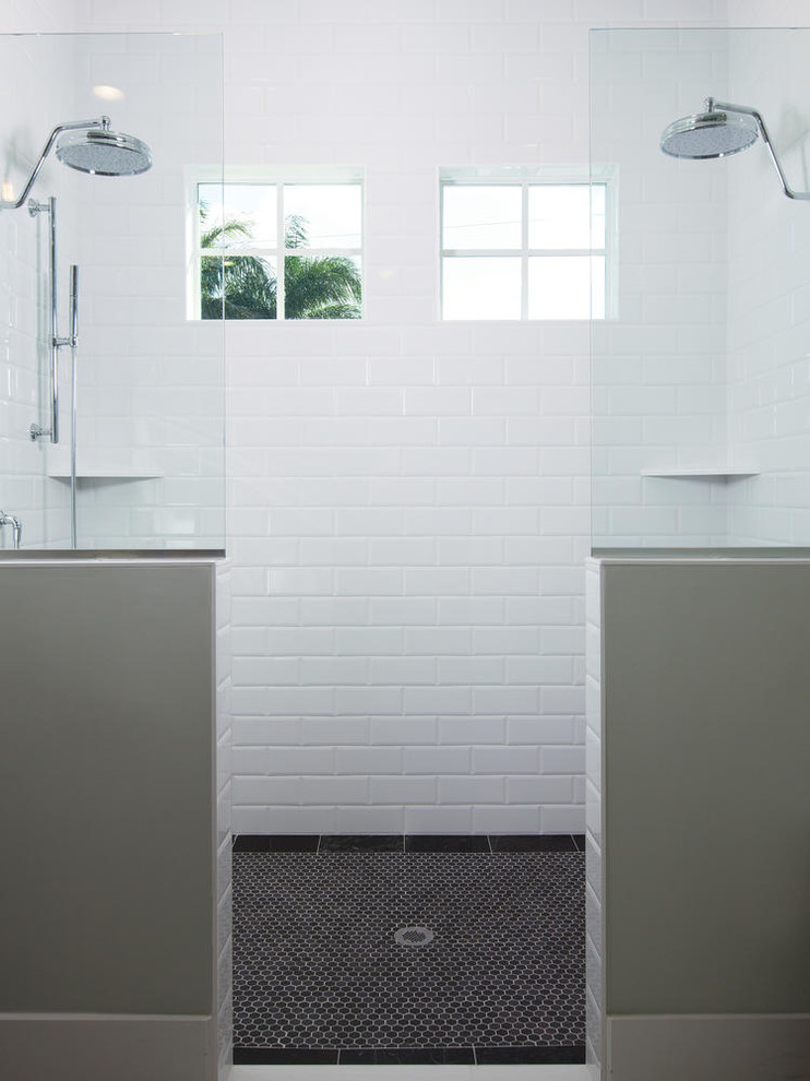 Свежая идея для дизайна: огромная главная ванная комната в морском стиле с фасадами в стиле шейкер, черными фасадами, открытым душем, раздельным унитазом, серой плиткой, мраморной плиткой, разноцветными стенами, полом из керамогранита, врезной раковиной, мраморной столешницей, белым полом и открытым душем - отличное фото интерьера