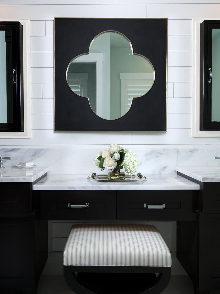Bild på ett mycket stort maritimt en-suite badrum, med skåp i shakerstil, svarta skåp, en öppen dusch, en toalettstol med separat cisternkåpa, grå kakel, marmorkakel, flerfärgade väggar, klinkergolv i porslin, ett undermonterad handfat, marmorbänkskiva, vitt golv och med dusch som är öppen
