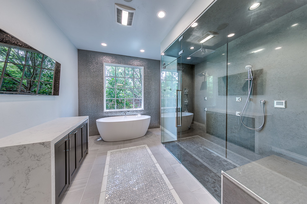 Inredning av ett modernt mycket stort en-suite badrum, med skåp i shakerstil, svarta skåp, ett fristående badkar, en hörndusch, grå väggar, klinkergolv i keramik, bänkskiva i kvarts, grå kakel, keramikplattor, flerfärgat golv och dusch med gångjärnsdörr