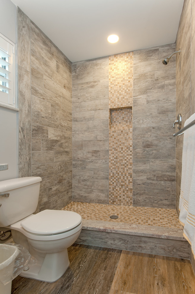 Idee per una stanza da bagno padronale classica di medie dimensioni con ante con bugna sagomata, ante beige, piastrelle multicolore, piastrelle in ceramica, pavimento in vinile e top in granito