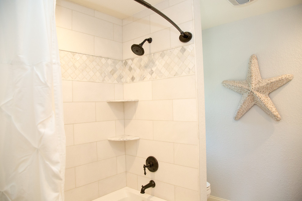 Diseño de cuarto de baño principal marinero con armarios con paneles empotrados, bañera encastrada, ducha empotrada, paredes grises, lavabo bajoencimera, encimera de cuarzo compacto y baldosas y/o azulejos blancos