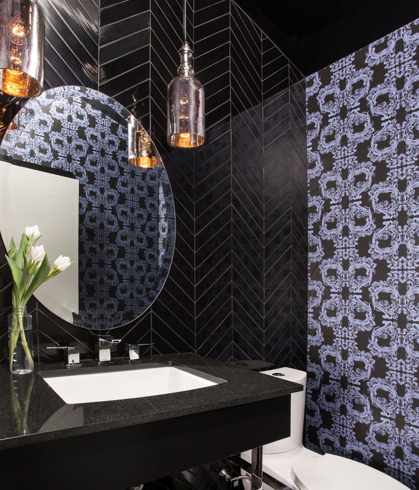 Inredning av ett modernt mellanstort svart svart badrum med dusch, med svart kakel, flerfärgade väggar, ett undermonterad handfat, öppna hyllor, en toalettstol med hel cisternkåpa, porslinskakel och laminatbänkskiva
