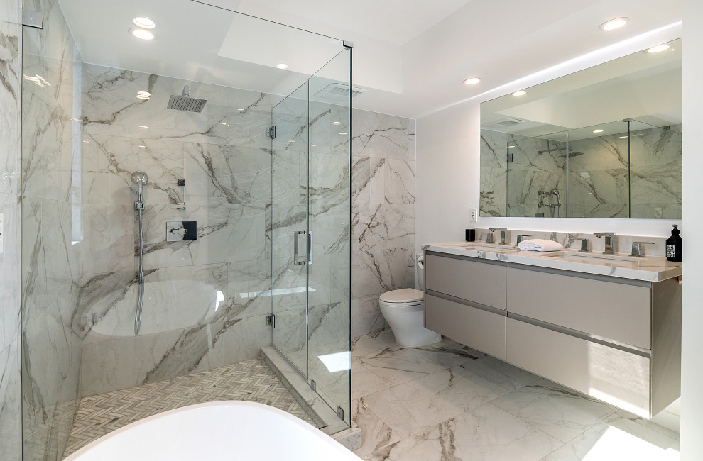На фото: большая главная ванная комната в современном стиле с плоскими фасадами, серыми фасадами, душем в нише, раздельным унитазом, серой плиткой, белой плиткой, белыми стенами, врезной раковиной, серым полом, душем с распашными дверями и серой столешницей
