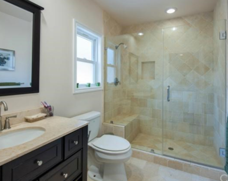 Idéer för att renovera ett funkis badrum, med luckor med infälld panel, svarta skåp, en dusch i en alkov, beige kakel, kakelplattor, vita väggar, kalkstensgolv, ett undermonterad handfat, beiget golv och dusch med gångjärnsdörr