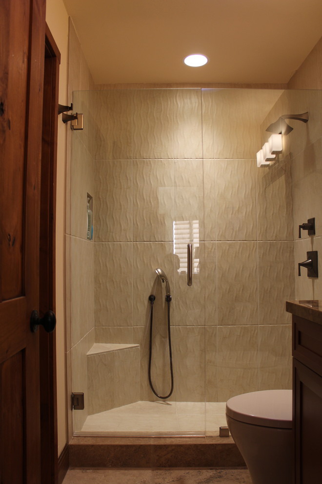 На фото: главная ванная комната среднего размера в стиле неоклассика (современная классика) с фасадами с утопленной филенкой, темными деревянными фасадами, отдельно стоящей ванной, душем в нише, желтыми стенами, накладной раковиной, столешницей из гранита, душем с распашными дверями и разноцветной столешницей