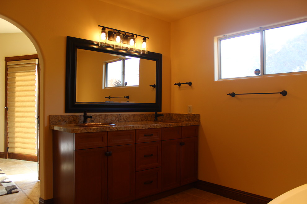Inspiration för ett mellanstort vintage flerfärgad flerfärgat en-suite badrum, med luckor med infälld panel, skåp i mörkt trä, ett fristående badkar, en dusch i en alkov, gula väggar, ett nedsänkt handfat och granitbänkskiva