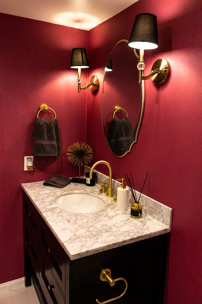 Foto på ett litet funkis vit badrum med dusch, med möbel-liknande, svarta skåp, en dusch i en alkov, en toalettstol med hel cisternkåpa, lila väggar, marmorgolv, ett nedsänkt handfat, granitbänkskiva, vitt golv och dusch med gångjärnsdörr