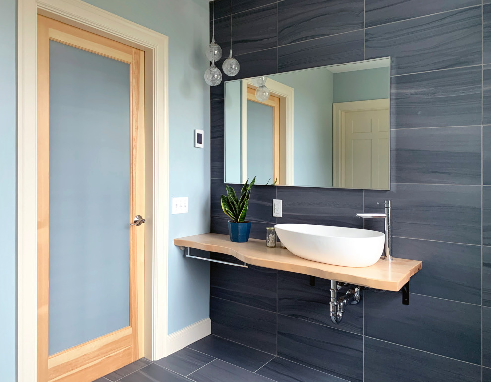 На фото: ванная комната среднего размера в стиле неоклассика (современная классика) с угловым душем, унитазом-моноблоком, синей плиткой, керамической плиткой, синими стенами, полом из керамической плитки, душевой кабиной, настольной раковиной, столешницей из дерева и синим полом