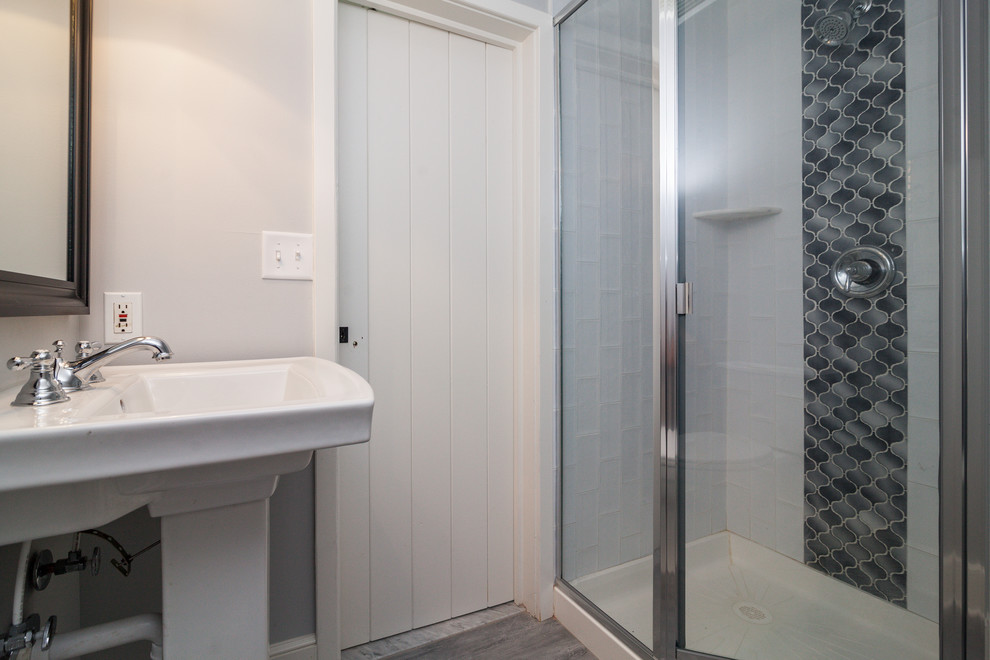 Пример оригинального дизайна: маленькая ванная комната в викторианском стиле с душем в нише, серой плиткой, керамической плиткой, бежевыми стенами, полом из керамогранита, душевой кабиной, раковиной с пьедесталом, серым полом и душем с распашными дверями для на участке и в саду