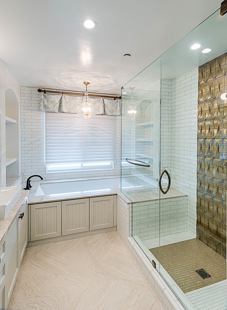 Klassisk inredning av ett stort beige beige en-suite badrum, med skåp i shakerstil, beige skåp, ett undermonterat badkar, en dusch i en alkov, vit kakel, tunnelbanekakel, vita väggar, klinkergolv i porslin, ett fristående handfat, bänkskiva i kvarts, beiget golv och dusch med gångjärnsdörr