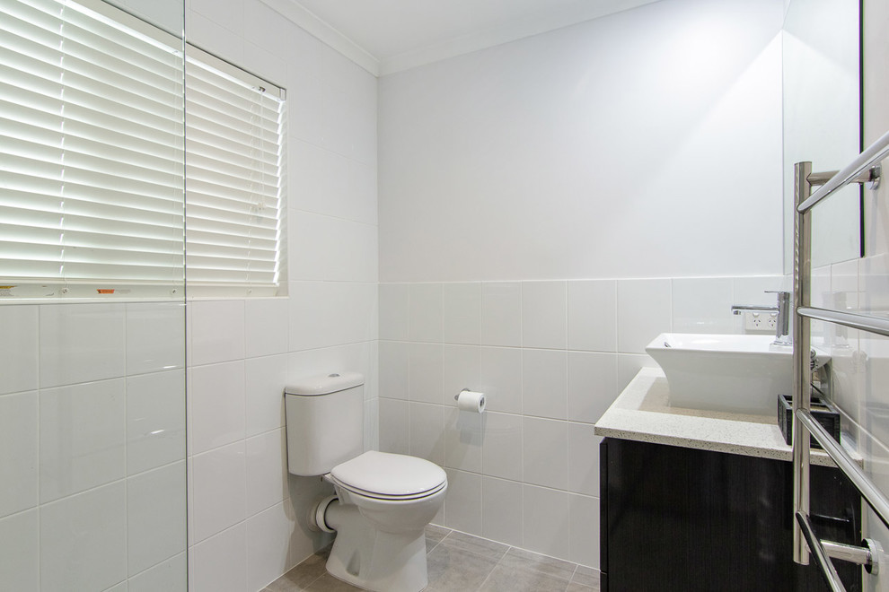 Пример оригинального дизайна: ванная комната среднего размера в стиле модернизм с плоскими фасадами, угловым душем, раздельным унитазом, черной плиткой, синей плиткой, серой плиткой, белой плиткой, керамогранитной плиткой, полом из керамической плитки, настольной раковиной, столешницей из гранита, серым полом и открытым душем