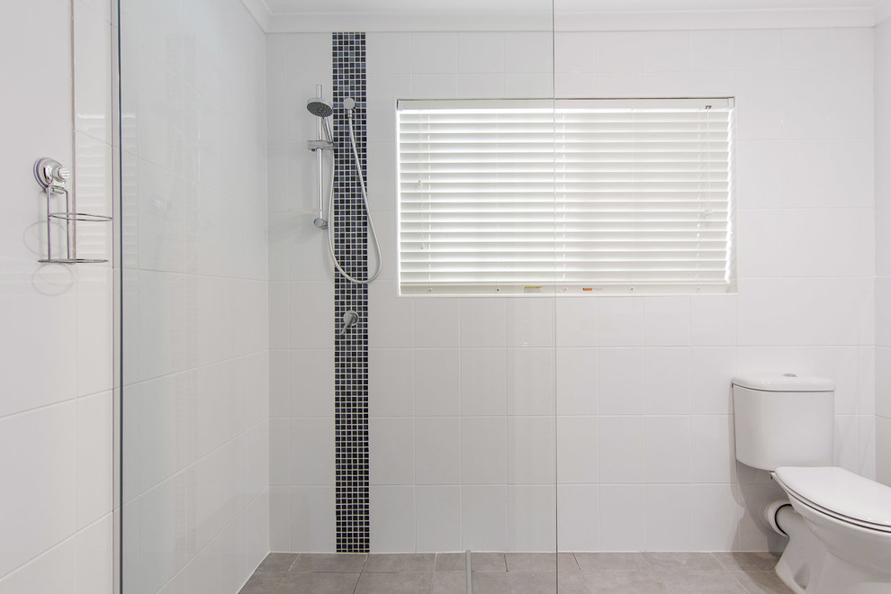Стильный дизайн: ванная комната среднего размера в стиле модернизм с плоскими фасадами, угловым душем, раздельным унитазом, черной плиткой, синей плиткой, серой плиткой, белой плиткой, керамогранитной плиткой, полом из керамической плитки, настольной раковиной, столешницей из гранита, серым полом и открытым душем - последний тренд