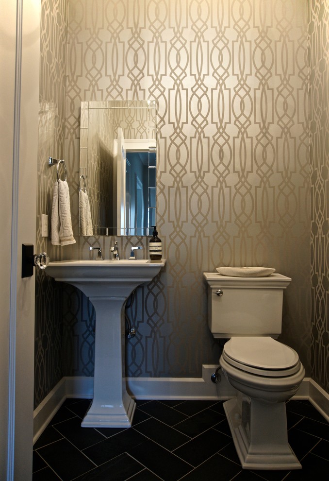 Foto på ett litet badrum, med en toalettstol med separat cisternkåpa, svart kakel, keramikplattor, grå väggar, klinkergolv i keramik och ett piedestal handfat