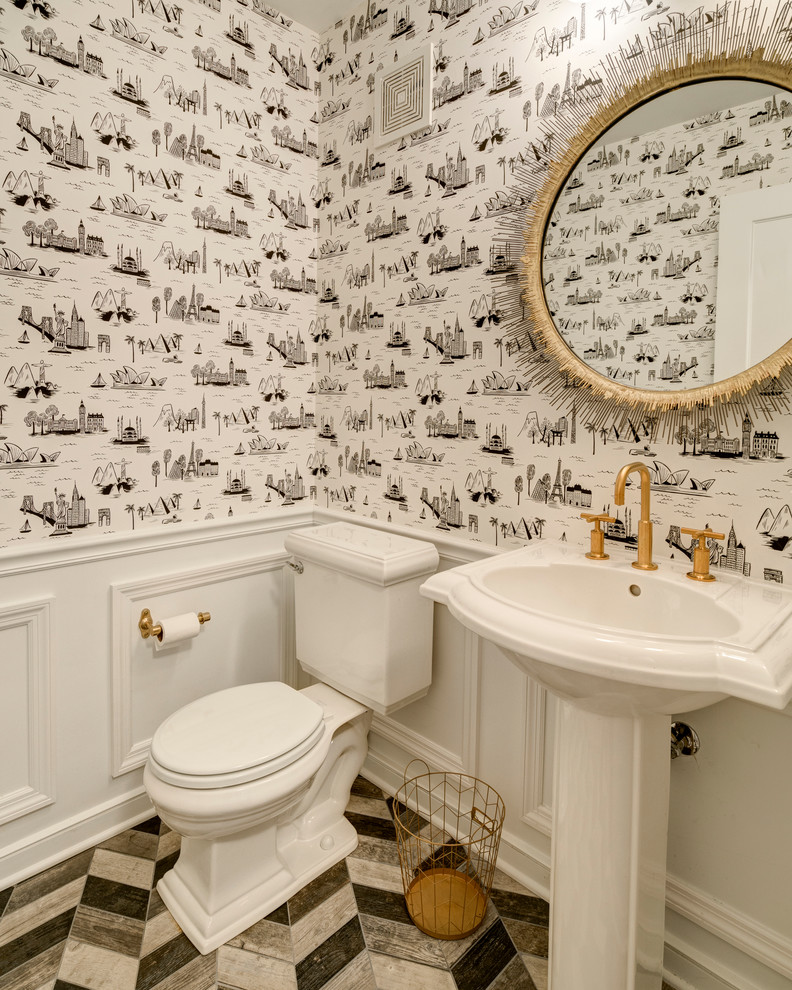 Idee per una piccola stanza da bagno con doccia design con WC a due pezzi, pistrelle in bianco e nero, piastrelle in ceramica, pareti nere, pavimento in gres porcellanato e lavabo a colonna