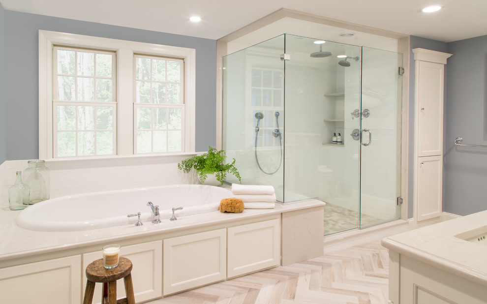 Idéer för att renovera ett stort vintage en-suite badrum, med ett platsbyggt badkar, beige kakel, blå väggar, klinkergolv i keramik, ett undermonterad handfat, bänkskiva i kvarts, luckor med infälld panel, vita skåp och en hörndusch