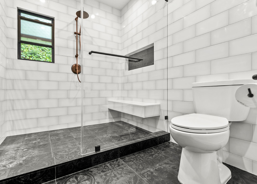 Foto på ett stort vintage en-suite badrum, med skåp i shakerstil, vita skåp, vit kakel, tunnelbanekakel, vita väggar, klinkergolv i porslin och svart golv