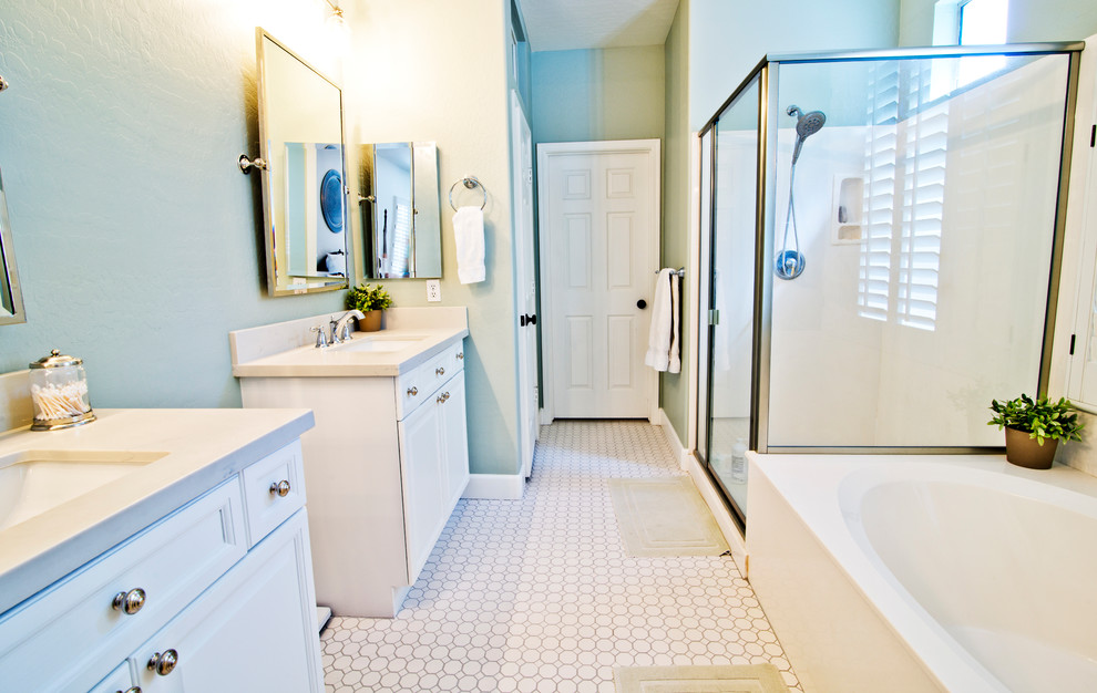 Foto på ett stort lantligt en-suite badrum, med luckor med upphöjd panel, vita skåp, en toalettstol med hel cisternkåpa, gröna väggar, klinkergolv i porslin, ett undermonterad handfat, bänkskiva i kvarts och vitt golv