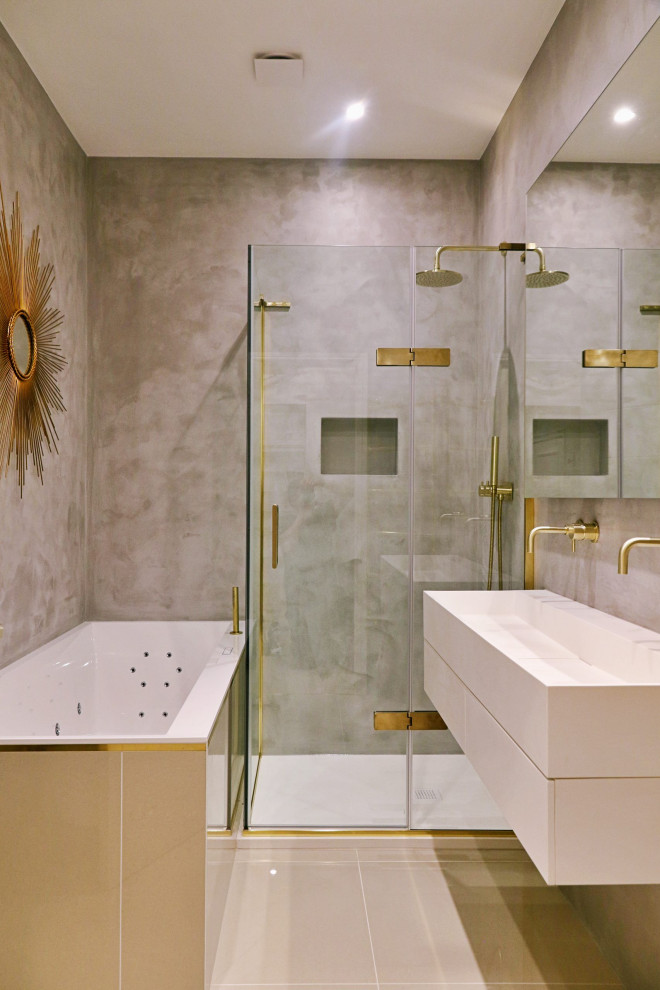 Klassisk inredning av ett litet en-suite badrum, med vita skåp, en jacuzzi, en hörndusch, en vägghängd toalettstol, beige väggar, klinkergolv i porslin, beiget golv och dusch med gångjärnsdörr