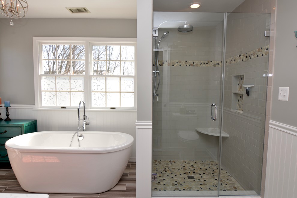 Großes Modernes Badezimmer En Suite mit freistehender Badewanne, Eckdusche, farbigen Fliesen, Kieselfliesen, grauer Wandfarbe, Keramikboden und Falttür-Duschabtrennung in Baltimore