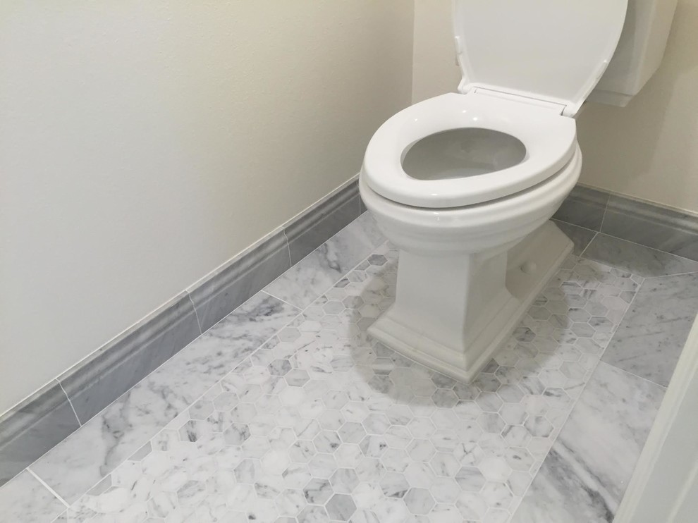Exemple d'une salle de bain principale chic de taille moyenne avec un placard à porte shaker, des portes de placard blanches, une baignoire indépendante, une douche d'angle, WC à poser, un carrelage gris, un carrelage de pierre, un mur blanc, un sol en carrelage de terre cuite, un lavabo encastré et un plan de toilette en marbre.