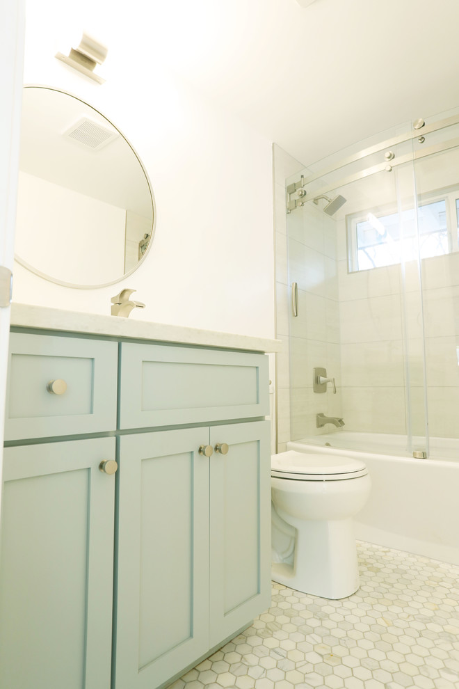 Idéer för att renovera ett mellanstort retro flerfärgad flerfärgat badrum, med skåp i shakerstil, blå skåp, en bidé, grå kakel, porslinskakel, vita väggar, marmorgolv, ett undermonterad handfat, bänkskiva i kvarts, flerfärgat golv och dusch med skjutdörr