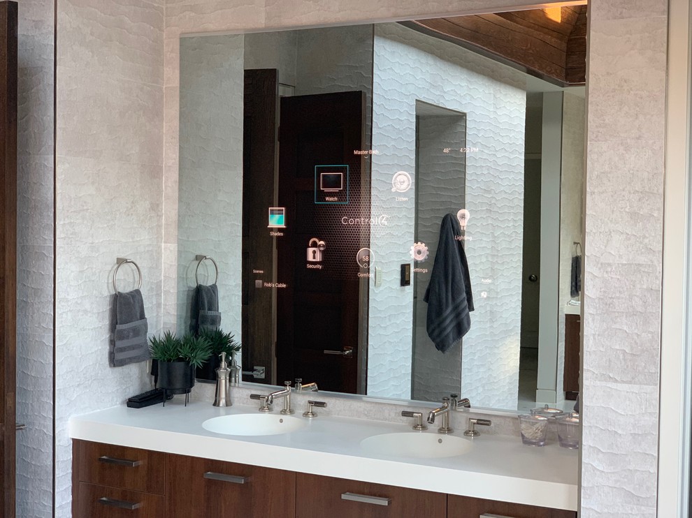Exemple d'une grande douche en alcôve principale tendance en bois brun avec un placard à porte plane, une baignoire indépendante, un mur blanc, un sol en carrelage de porcelaine, un lavabo intégré, un plan de toilette en quartz modifié, un sol gris, une cabine de douche à porte battante et un plan de toilette blanc.