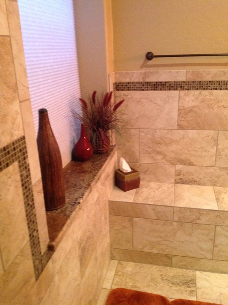 На фото: ванная комната в стиле неоклассика (современная классика) с полом из керамической плитки с