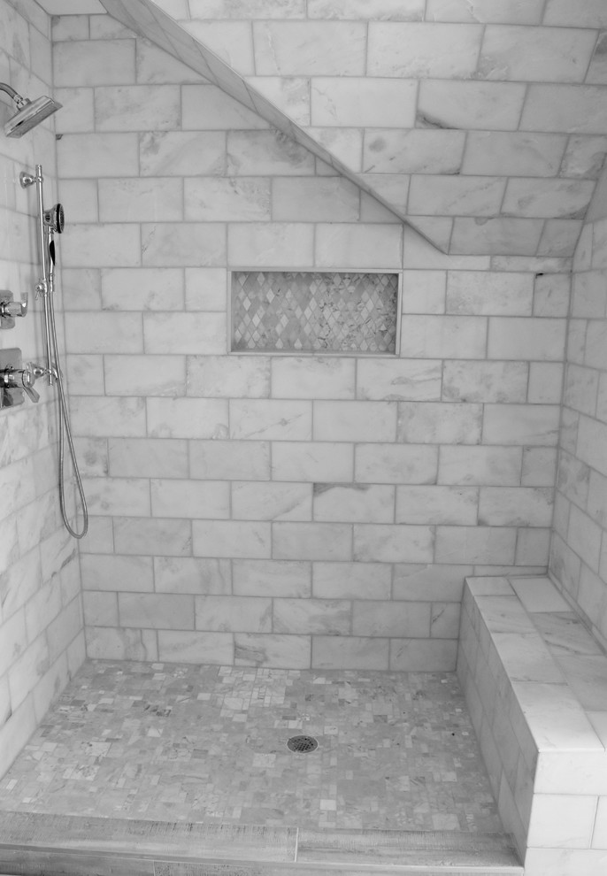 Exemple d'une douche en alcôve chic de taille moyenne avec un carrelage gris, un carrelage métro, un mur blanc et parquet clair.