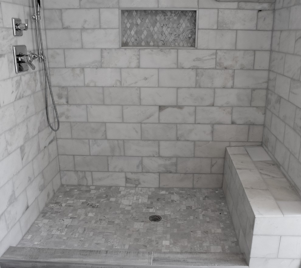 Inspiration för ett mellanstort vintage badrum, med en hörndusch, grå kakel, tunnelbanekakel, vita väggar och ljust trägolv