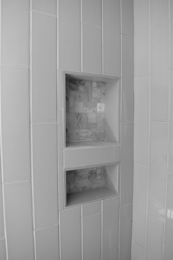 Klassisches Badezimmer mit Eckdusche, grauen Fliesen und Metrofliesen in Atlanta
