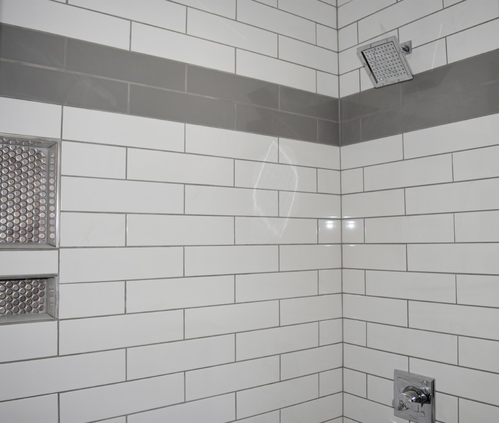 Mittelgroßes Klassisches Badezimmer mit Kassettenfronten, weißen Schränken, Eckdusche, grauen Fliesen, Metrofliesen, weißer Wandfarbe, hellem Holzboden und Quarzwerkstein-Waschtisch in Atlanta
