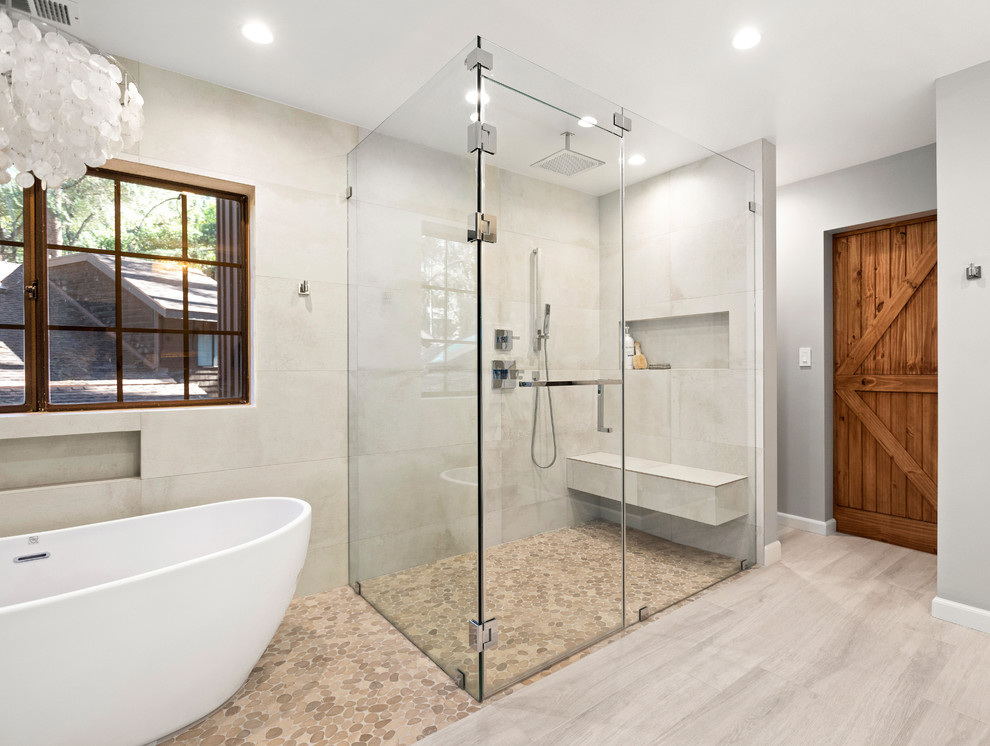 Exempel på ett stort klassiskt flerfärgad flerfärgat en-suite badrum, med skåp i shakerstil, vita skåp, ett fristående badkar, en hörndusch, grå kakel, porslinskakel, grå väggar, klinkergolv i porslin, bänkskiva i kvarts och grått golv