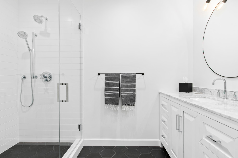 Inspiration pour une grande salle de bain traditionnelle pour enfant avec un placard à porte shaker, des portes de placard blanches, un espace douche bain, un carrelage blanc, un carrelage métro, un mur blanc, un sol en carrelage de porcelaine, un plan de toilette en granite, un sol noir et un plan de toilette blanc.