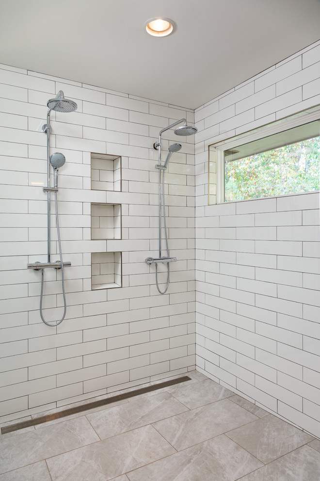 Cette image montre une grande salle de bain principale minimaliste en bois foncé avec un placard à porte plane, une douche ouverte, WC à poser, un carrelage blanc, des carreaux de porcelaine, un mur gris, un sol en carrelage de porcelaine, un lavabo encastré et un plan de toilette en stéatite.
