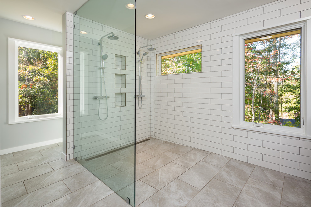 Cette image montre une grande salle de bain principale minimaliste avec une douche ouverte, un carrelage blanc, des carreaux de porcelaine, un mur gris et un sol en carrelage de porcelaine.