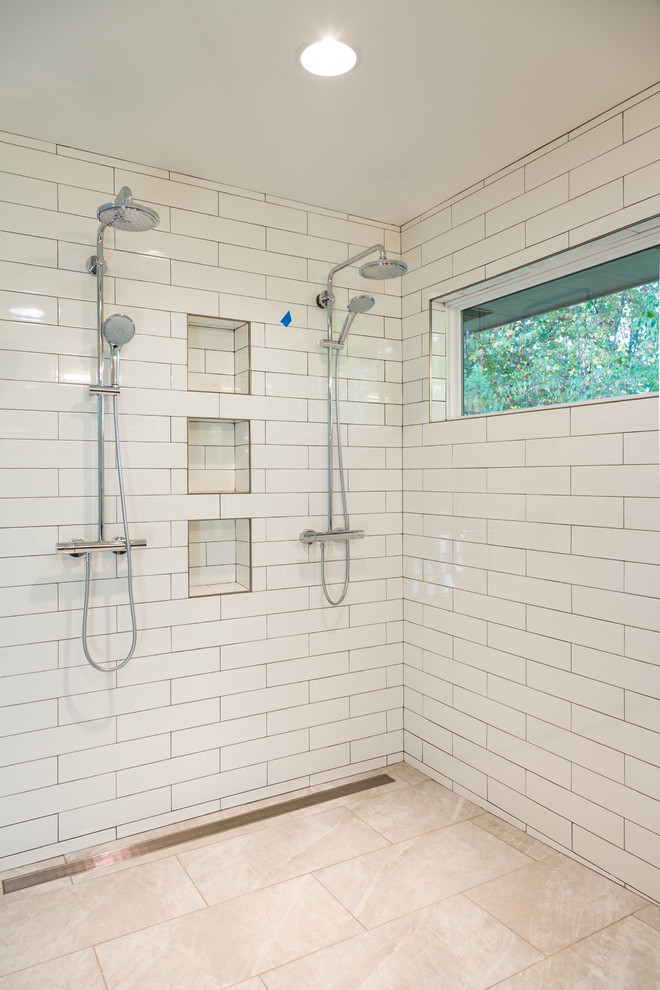 Пример оригинального дизайна: большая главная ванная комната в стиле модернизм с плоскими фасадами, темными деревянными фасадами, открытым душем, унитазом-моноблоком, белой плиткой, керамогранитной плиткой, серыми стенами, полом из керамогранита, врезной раковиной и столешницей из талькохлорита