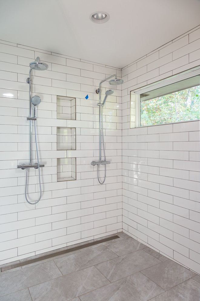 Стильный дизайн: большая главная ванная комната в стиле модернизм с плоскими фасадами, темными деревянными фасадами, открытым душем, унитазом-моноблоком, белой плиткой, керамогранитной плиткой, серыми стенами, полом из керамогранита, врезной раковиной и столешницей из талькохлорита - последний тренд