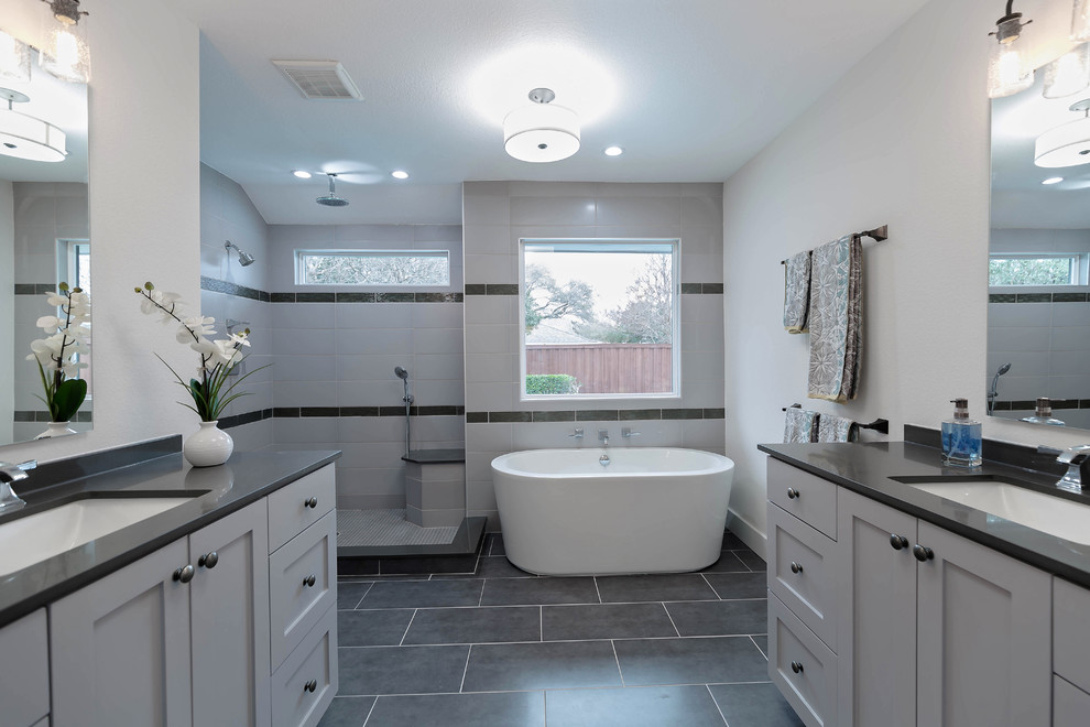 Esempio di una stanza da bagno padronale chic di medie dimensioni con ante in stile shaker, ante bianche, doccia alcova e pavimento in gres porcellanato