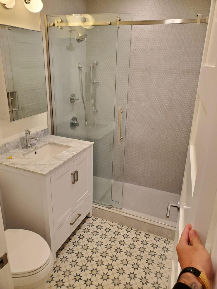 Cette image montre une petite salle de bain principale minimaliste avec un placard à porte plane, des portes de placard blanches, une baignoire posée, un combiné douche/baignoire, WC séparés, un carrelage gris, des carreaux de porcelaine, un mur blanc, un sol en carrelage de céramique, un lavabo encastré, un plan de toilette en quartz modifié, un sol multicolore, une cabine de douche avec un rideau et un plan de toilette multicolore.