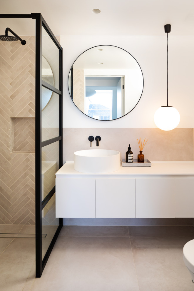Идея дизайна: ванная комната среднего размера в современном стиле с плоскими фасадами, белыми фасадами, душем в нише, бежевой плиткой, белыми стенами, душевой кабиной, настольной раковиной, бежевым полом, открытым душем и белой столешницей