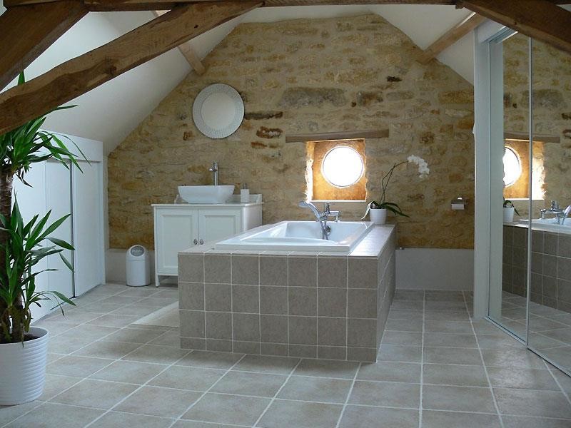 Cette photo montre une salle de bain romantique.