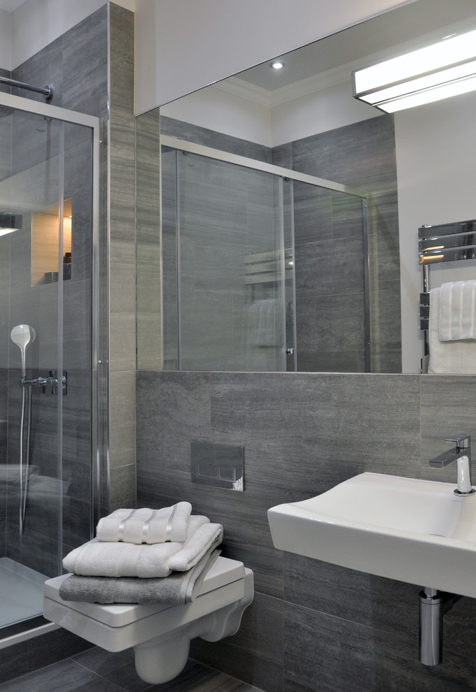 Стильный дизайн: главная ванная комната среднего размера в стиле неоклассика (современная классика) с подвесной раковиной, душем в нише, инсталляцией, серой плиткой, керамической плиткой, серыми стенами и полом из керамической плитки - последний тренд