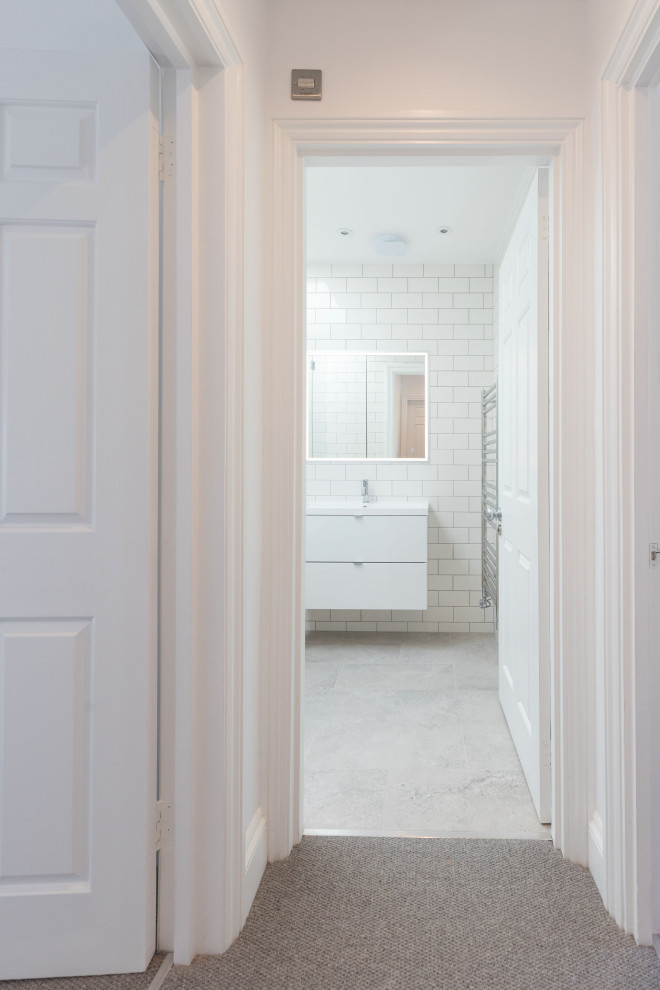 Exempel på ett mellanstort modernt vit vitt badrum för barn, med släta luckor, vita skåp, ett platsbyggt badkar, en dusch/badkar-kombination, flerfärgad kakel, keramikplattor, flerfärgade väggar, cementgolv, ett nedsänkt handfat, bänkskiva i akrylsten, grått golv och dusch med gångjärnsdörr