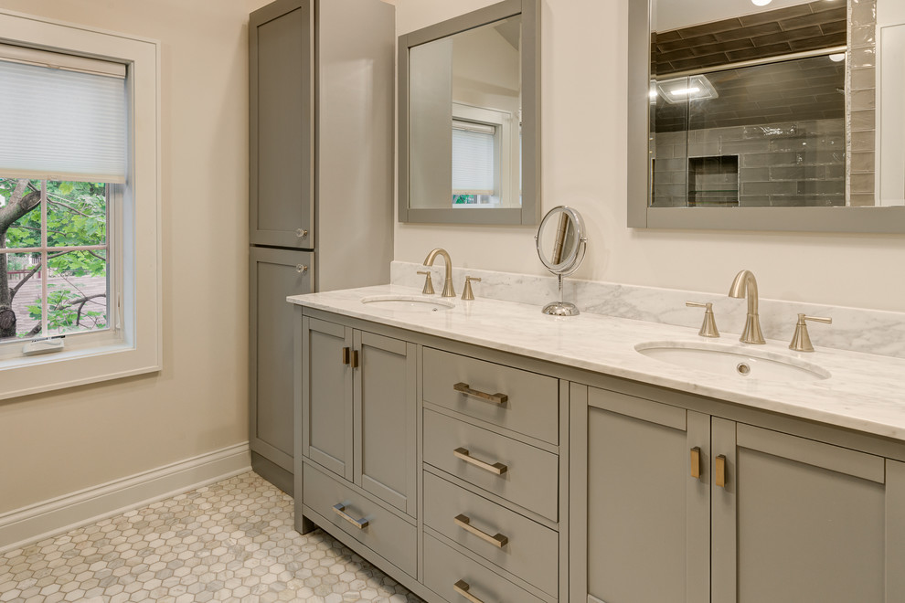 Foto di una grande stanza da bagno padronale classica con ante in stile shaker, ante grigie, pareti beige, pavimento in marmo, lavabo sottopiano e top in marmo