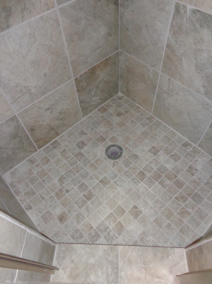 Idee per una piccola stanza da bagno padronale moderna con doccia ad angolo, piastrelle grigie, piastrelle in gres porcellanato e pavimento in gres porcellanato