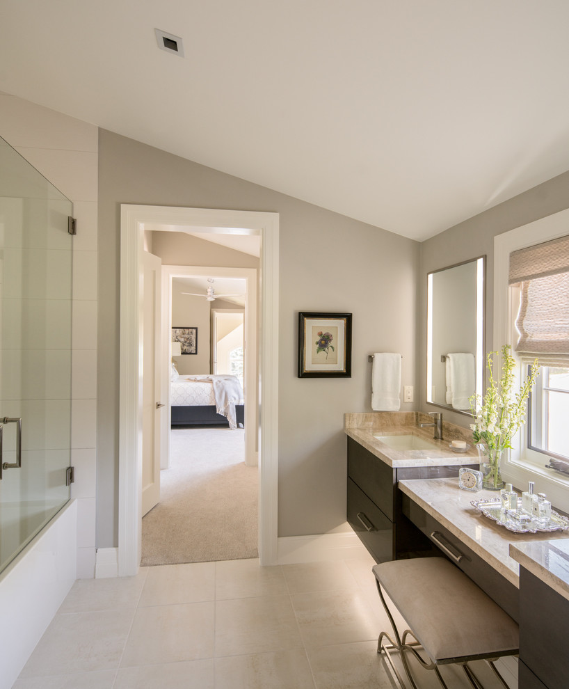 Свежая идея для дизайна: ванная комната в стиле неоклассика (современная классика) с плоскими фасадами, темными деревянными фасадами, серыми стенами, врезной раковиной и бежевым полом - отличное фото интерьера