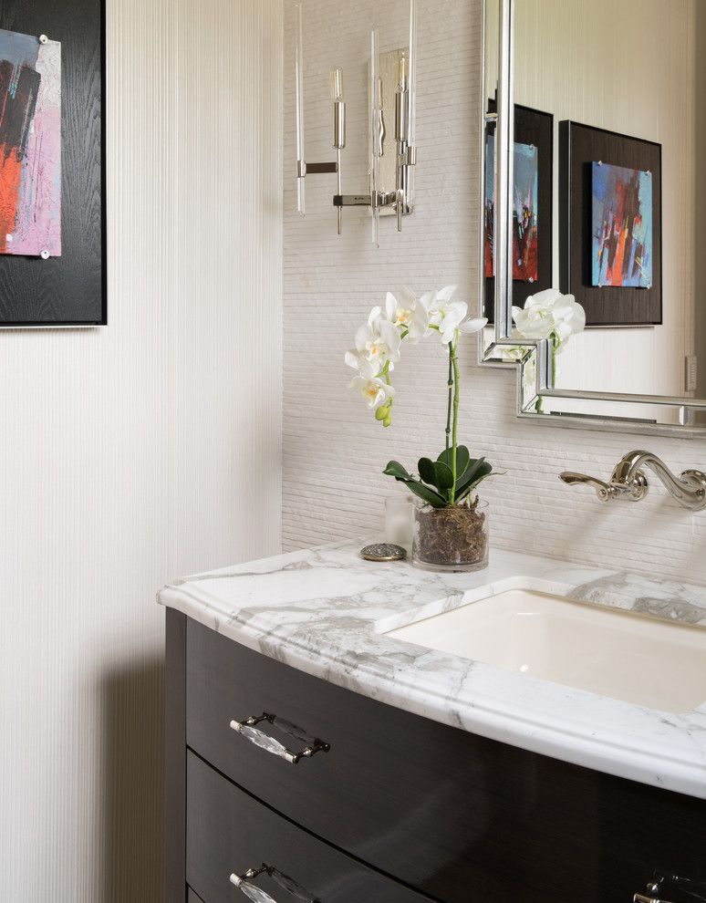 デンバーにあるトランジショナルスタイルのおしゃれな浴室 (フラットパネル扉のキャビネット、黒いキャビネット、白い壁、アンダーカウンター洗面器) の写真