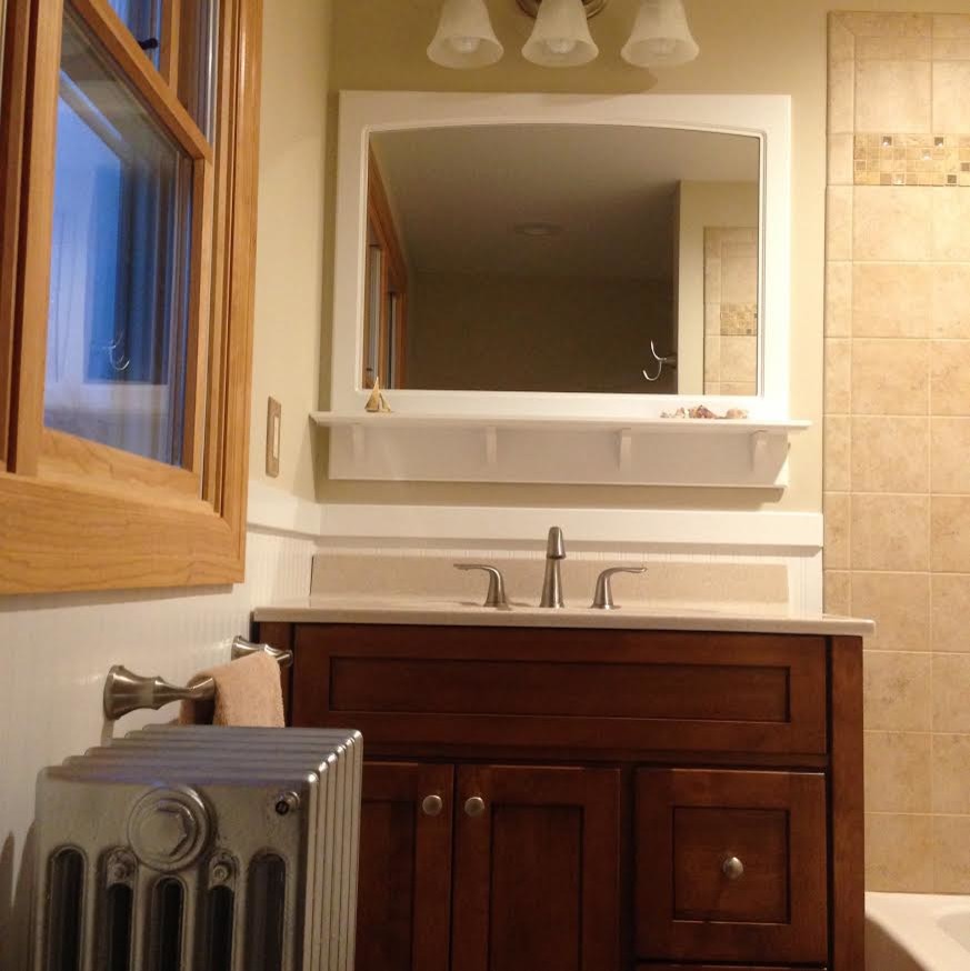 Idéer för ett mellanstort klassiskt badrum med dusch, med skåp i shakerstil, skåp i mörkt trä, ett badkar i en alkov, en dusch/badkar-kombination, en toalettstol med separat cisternkåpa, beige kakel, keramikplattor, beige väggar, ett undermonterad handfat och bänkskiva i akrylsten
